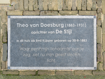 847187 Afbeelding van de onlangs geplaatste gedenksteen met de tekst ''Theo van Doesburg (1883-1931) - oprichter van De ...